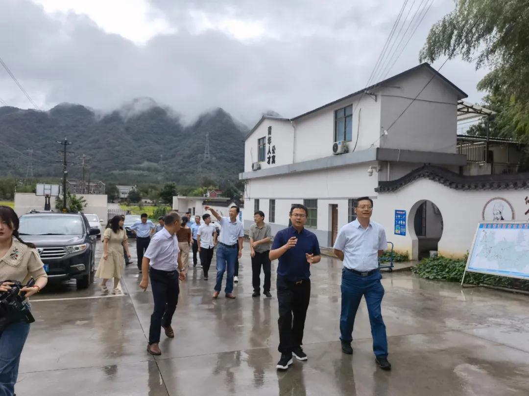 安徽省乡村振兴局副局长阳传炉等一行领导，莅临冰雪容黄精产业园，调研黄精产业发展情况(图1)
